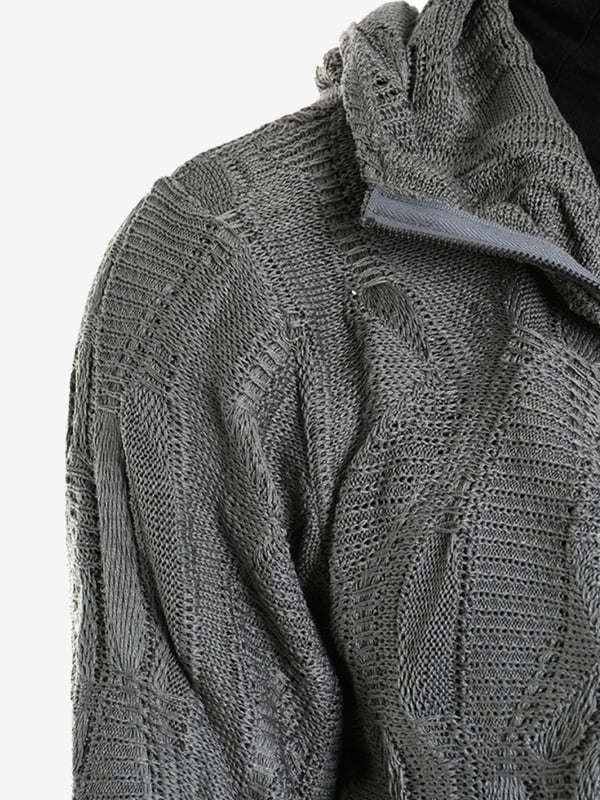 Die einheitliche Farbe dieses Pullovers macht ihn extrem vielseitig und passend zu vielen Outfits, sowohl für den Alltag als auch für elegantere Anlässe, was ihn zu einem unverzichtbaren Kleidungsstück macht.

Der Pullover mit aufwendigen Stickereien ist ein echtes Kunstwerk, das die Aufmerksamkeit auf sich zieht und jeder Outfit einen Charakter verleiht, während die sorgfältig ausgeführten Details die höchste Qualität der Verarbeitung beweisen.

Ein mit Reißverschluss verschließbarer Pullover ist eine praktische Lösung, die schnelles und bequemes Anziehen ermöglicht sowie die Regulierung der Wärme, was besonders an kühleren Tagen nützlich ist.

Ein Pullover mit Kapuze ist die ideale Wahl für windige und kühle Tage, schützt den Kopf vor Kälte und verleiht einen sportlichen, unverbindlichen Charakter, was ihn perfekt für jede Gelegenheit macht.

Hergestellt in Italien, was die höchste Qualität der Materialien und die Präzision der Verarbeitung garantiert, fügt es auch Prestige und die Sicherheit hinzu, dass Sie ein Produkt aus einem Land tragen, das für sein hervorragendes Handwerk und Mode berühmt ist.