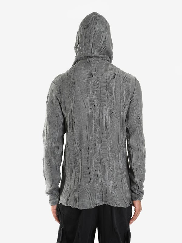 Die einheitliche Farbe dieses Pullovers macht ihn extrem vielseitig und passend zu vielen Outfits, sowohl für den Alltag als auch für elegantere Anlässe, was ihn zu einem unverzichtbaren Kleidungsstück macht.

Der Pullover mit aufwendigen Stickereien ist ein echtes Kunstwerk, das die Aufmerksamkeit auf sich zieht und jeder Outfit einen Charakter verleiht, während die sorgfältig ausgeführten Details die höchste Qualität der Verarbeitung beweisen.

Ein mit Reißverschluss verschließbarer Pullover ist eine praktische Lösung, die schnelles und bequemes Anziehen ermöglicht sowie die Regulierung der Wärme, was besonders an kühleren Tagen nützlich ist.

Ein Pullover mit Kapuze ist die ideale Wahl für windige und kühle Tage, schützt den Kopf vor Kälte und verleiht einen sportlichen, unverbindlichen Charakter, was ihn perfekt für jede Gelegenheit macht.

Hergestellt in Italien, was die höchste Qualität der Materialien und die Präzision der Verarbeitung garantiert, fügt es auch Prestige und die Sicherheit hinzu, dass Sie ein Produkt aus einem Land tragen, das für sein hervorragendes Handwerk und Mode berühmt ist.