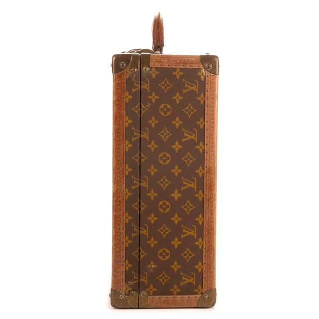 Louis Vuitton Bolsas Alzer Trunk 60 Bolsa de viaje en Marrón Lona recubierta y Latón dorado hardware. El producto está en en Muy Buenas Condiciones (AB).
  Dimensiones: 60x42x18 cm 
  Accesorios incluidos: NONE
    
  BrandCo Paris encuentra artículos raros y en las mejores condiciones a precios increíbles. ¡Vale la pena tener paciencia! Compra con confianza: todos los artículos de BrandCo Paris son seleccionados y autenticados cuidadosamente por nuestro equipo de expertos.
  Todos los artículos vienen con un certificado de autenticidad y un embalaje entregado por BrandCo Paris.
  Tabla de clasificación de la condición del artículo
  N (como nuevo)
  AA (perfecto estado)
  A (excelente estado)
  AB (muy buen estado)
  B (bueno/regular)