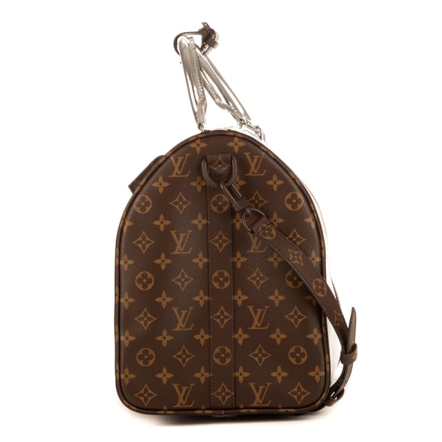 Louis Vuitton Bolsas Ltd. Ed. Nebula Keepall Bandouliere 50 Bolsa de viaje en Marrón Lona recubierta y Plata hardware. El producto está en en Perfectas Condiciones (AA).
  Dimensiones: 50x29x22 cm 
  Accesorios incluidos: Strap, Cadenas, Key, Handle holder, Luggage Tag, Dustbag
    
  BrandCo Paris encuentra artículos raros y en las mejores condiciones a precios increíbles. ¡Vale la pena tener paciencia! Compra con confianza: todos los artículos de BrandCo Paris son seleccionados y autenticados cuidadosamente por nuestro equipo de expertos.
  Todos los artículos vienen con un certificado de autenticidad y un embalaje entregado por BrandCo Paris.
  Tabla de clasificación de la condición del artículo
  N (como nuevo)
  AA (perfecto estado)
  A (excelente estado)
  AB (muy buen estado)
  B (bueno/regular)
