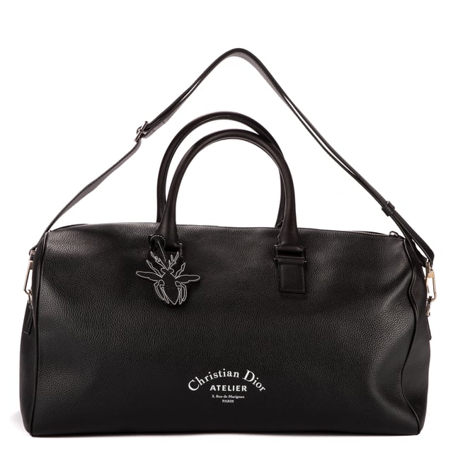 Dior Bolsas Boston Atelier 45 Bolsa de viaje en Negro Piel de becerro y Plata hardware. El producto está en en Excelentes Condiciones (A).
  Dimensiones: 45x23x21 cm 
  Accesorios incluidos: "Strap, Wasp charm"
    
  BrandCo Paris encuentra artículos raros y en las mejores condiciones a precios increíbles. ¡Vale la pena tener paciencia! Compra con confianza: todos los artículos de BrandCo Paris son seleccionados y autenticados cuidadosamente por nuestro equipo de expertos.
  Todos los artículos vienen con un certificado de autenticidad y un embalaje entregado por BrandCo Paris.
  Tabla de clasificación de la condición del artículo
  N (como nuevo)
  AA (perfecto estado)
  A (excelente estado)
  AB (muy buen estado)
  B (bueno/regular)