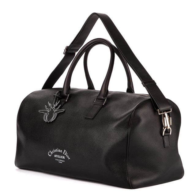 Dior Bolsas Boston Atelier 45 Bolsa de viaje en Negro Piel de becerro y Plata hardware. El producto está en en Excelentes Condiciones (A).
  Dimensiones: 45x23x21 cm 
  Accesorios incluidos: "Strap, Wasp charm"
    
  BrandCo Paris encuentra artículos raros y en las mejores condiciones a precios increíbles. ¡Vale la pena tener paciencia! Compra con confianza: todos los artículos de BrandCo Paris son seleccionados y autenticados cuidadosamente por nuestro equipo de expertos.
  Todos los artículos vienen con un certificado de autenticidad y un embalaje entregado por BrandCo Paris.
  Tabla de clasificación de la condición del artículo
  N (como nuevo)
  AA (perfecto estado)
  A (excelente estado)
  AB (muy buen estado)
  B (bueno/regular)