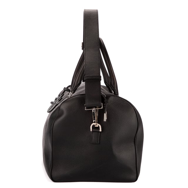Dior Bolsas Boston Atelier 45 Bolsa de viaje en Negro Piel de becerro y Plata hardware. El producto está en en Excelentes Condiciones (A).
  Dimensiones: 45x23x21 cm 
  Accesorios incluidos: "Strap, Wasp charm"
    
  BrandCo Paris encuentra artículos raros y en las mejores condiciones a precios increíbles. ¡Vale la pena tener paciencia! Compra con confianza: todos los artículos de BrandCo Paris son seleccionados y autenticados cuidadosamente por nuestro equipo de expertos.
  Todos los artículos vienen con un certificado de autenticidad y un embalaje entregado por BrandCo Paris.
  Tabla de clasificación de la condición del artículo
  N (como nuevo)
  AA (perfecto estado)
  A (excelente estado)
  AB (muy buen estado)
  B (bueno/regular)