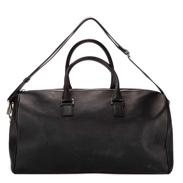 Dior Bolsas Boston Atelier 45 Bolsa de viaje en Negro Piel de becerro y Plata hardware. El producto está en en Excelentes Condiciones (A).
  Dimensiones: 45x23x21 cm 
  Accesorios incluidos: "Strap, Wasp charm"
    
  BrandCo Paris encuentra artículos raros y en las mejores condiciones a precios increíbles. ¡Vale la pena tener paciencia! Compra con confianza: todos los artículos de BrandCo Paris son seleccionados y autenticados cuidadosamente por nuestro equipo de expertos.
  Todos los artículos vienen con un certificado de autenticidad y un embalaje entregado por BrandCo Paris.
  Tabla de clasificación de la condición del artículo
  N (como nuevo)
  AA (perfecto estado)
  A (excelente estado)
  AB (muy buen estado)
  B (bueno/regular)