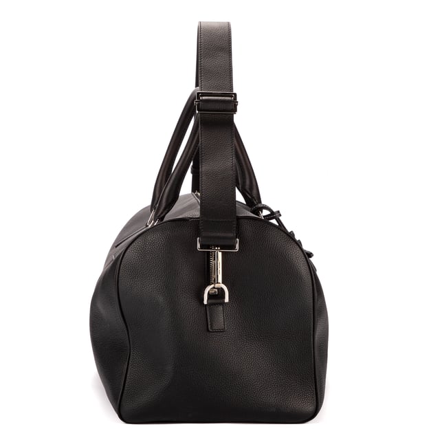 Dior Bolsas Boston Atelier 45 Bolsa de viaje en Negro Piel de becerro y Plata hardware. El producto está en en Excelentes Condiciones (A).
  Dimensiones: 45x23x21 cm 
  Accesorios incluidos: "Strap, Wasp charm"
    
  BrandCo Paris encuentra artículos raros y en las mejores condiciones a precios increíbles. ¡Vale la pena tener paciencia! Compra con confianza: todos los artículos de BrandCo Paris son seleccionados y autenticados cuidadosamente por nuestro equipo de expertos.
  Todos los artículos vienen con un certificado de autenticidad y un embalaje entregado por BrandCo Paris.
  Tabla de clasificación de la condición del artículo
  N (como nuevo)
  AA (perfecto estado)
  A (excelente estado)
  AB (muy buen estado)
  B (bueno/regular)