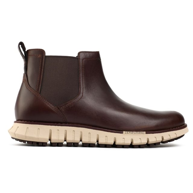 La nueva versión del siglo XXI de Cole Haan de la bota Chelsea, la bota corta hasta el tobillo ZERØGRAND Remastered, en cuero de alta calidad, tiene todos los detalles de la bota Chelsea tradicional, sobre la suela CH FlowerFoam™ increíblemente liviana. La elegante bota cuenta con la tecnología Zerøgrand, que ofrece una amortiguación reactiva y una absorción de impactos duradera. Nunca deja de impresionar, este básico de Cole Haan ofrece comodidad y sofisticación a cada paso.