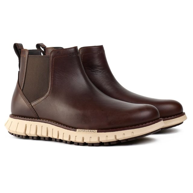La nueva versión del siglo XXI de Cole Haan de la bota Chelsea, la bota corta hasta el tobillo ZERØGRAND Remastered, en cuero de alta calidad, tiene todos los detalles de la bota Chelsea tradicional, sobre la suela CH FlowerFoam™ increíblemente liviana. La elegante bota cuenta con la tecnología Zerøgrand, que ofrece una amortiguación reactiva y una absorción de impactos duradera. Nunca deja de impresionar, este básico de Cole Haan ofrece comodidad y sofisticación a cada paso.