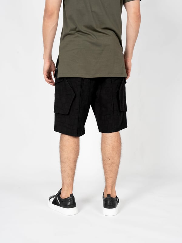 Corte sencillo

Este modelo de pantalones se caracteriza por un corte sencillo, que es perfecto tanto para atuendos casuales como para conjuntos más elegantes, aportándoles un toque de relajación y libertad.

Cierre con cremalleras logotipadas

Los pantalones cuentan con cierre de cremalleras logotipadas, que no solo proporcionan comodidad al usar, sino que también añaden un caracter único y lujoso.

Además, elástico cosido en la cintura

Además, el elástico cosido en la cintura garantiza un ajuste perfecto al cuerpo, lo que asegura comodidad durante todo el día.

Tiro medio

El tiro medio de estos pantalones es la solución ideal para quienes valoran la comodidad y versatilidad, ajustándose a diversos tipos de cuerpos y estilos.

Piernas rectas

Las piernas rectas hacen que estos pantalones sean clásicos y atemporales, ofreciendo al mismo tiempo mucha comodidad y practicidad.

Bolsillos en el frente

Los bolsillos en el frente ofrecen mucho espacio para pequeños imprescindibles, haciéndolos no solo estilosos sino también funcionales.

Dos bolsillos adicionales en las piernas

Los dos bolsillos adicionales en las piernas son la solución perfecta para aquellos que necesitan más espacio para guardar sus cosas.

Confeccionados con tela de alta calidad

Confeccionados con tela de alta calidad, estos pantalones garantizan durabilidad y confort al usar, manteniendo al mismo tiempo un aspecto elegante incluso después de muchos lavados.

Fabricados en Italia

Fabricados en Italia, estos pantalones combinan excelente artesanía y diseño único, siendo sinónimo de lujo y clase.