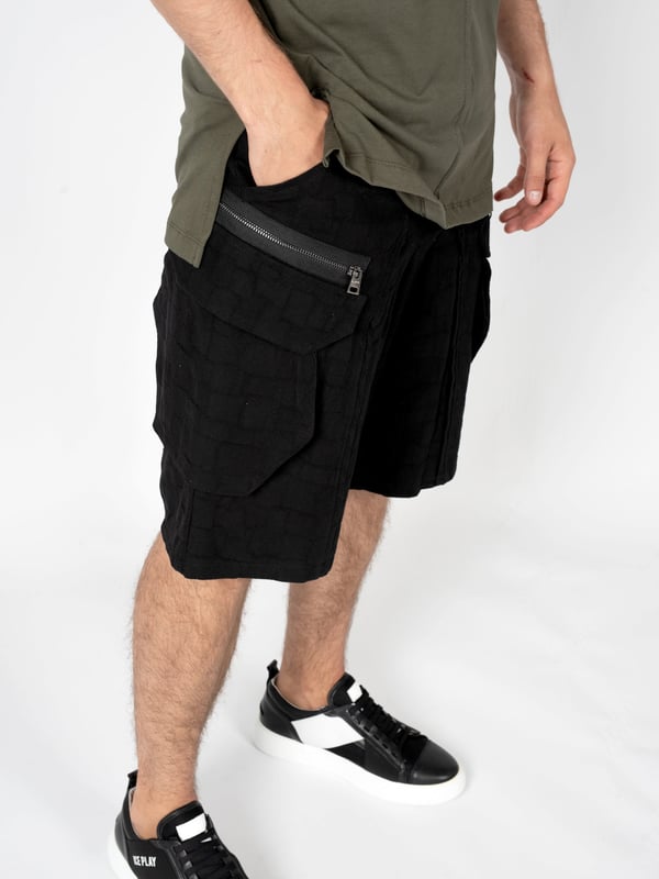 Corte sencillo

Este modelo de pantalones se caracteriza por un corte sencillo, que es perfecto tanto para atuendos casuales como para conjuntos más elegantes, aportándoles un toque de relajación y libertad.

Cierre con cremalleras logotipadas

Los pantalones cuentan con cierre de cremalleras logotipadas, que no solo proporcionan comodidad al usar, sino que también añaden un caracter único y lujoso.

Además, elástico cosido en la cintura

Además, el elástico cosido en la cintura garantiza un ajuste perfecto al cuerpo, lo que asegura comodidad durante todo el día.

Tiro medio

El tiro medio de estos pantalones es la solución ideal para quienes valoran la comodidad y versatilidad, ajustándose a diversos tipos de cuerpos y estilos.

Piernas rectas

Las piernas rectas hacen que estos pantalones sean clásicos y atemporales, ofreciendo al mismo tiempo mucha comodidad y practicidad.

Bolsillos en el frente

Los bolsillos en el frente ofrecen mucho espacio para pequeños imprescindibles, haciéndolos no solo estilosos sino también funcionales.

Dos bolsillos adicionales en las piernas

Los dos bolsillos adicionales en las piernas son la solución perfecta para aquellos que necesitan más espacio para guardar sus cosas.

Confeccionados con tela de alta calidad

Confeccionados con tela de alta calidad, estos pantalones garantizan durabilidad y confort al usar, manteniendo al mismo tiempo un aspecto elegante incluso después de muchos lavados.

Fabricados en Italia

Fabricados en Italia, estos pantalones combinan excelente artesanía y diseño único, siendo sinónimo de lujo y clase.