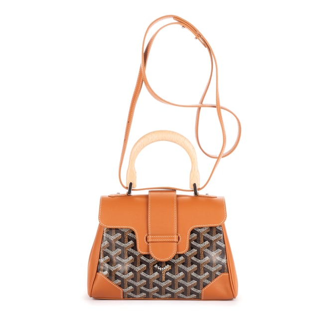 Goyard Bolsas Saigon Mini Bolso bandolera en Marrón Lona recubierta y Plata hardware. El producto está en en Perfectas Condiciones (AA).
  Dimensiones: 20x15x9 cm 
  Accesorios incluidos: Strap, Dustbag
    
  BrandCo Paris encuentra artículos raros y en las mejores condiciones a precios increíbles. ¡Vale la pena tener paciencia! Compra con confianza: todos los artículos de BrandCo Paris son seleccionados y autenticados cuidadosamente por nuestro equipo de expertos.
  Todos los artículos vienen con un certificado de autenticidad y un embalaje entregado por BrandCo Paris.
  Tabla de clasificación de la condición del artículo
  N (como nuevo)
  AA (perfecto estado)
  A (excelente estado)
  AB (muy buen estado)
  B (bueno/regular)