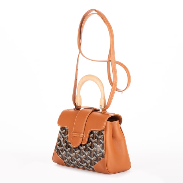 Goyard Bolsas Saigon Mini Bolso bandolera en Marrón Lona recubierta y Plata hardware. El producto está en en Perfectas Condiciones (AA).
  Dimensiones: 20x15x9 cm 
  Accesorios incluidos: Strap, Dustbag
    
  BrandCo Paris encuentra artículos raros y en las mejores condiciones a precios increíbles. ¡Vale la pena tener paciencia! Compra con confianza: todos los artículos de BrandCo Paris son seleccionados y autenticados cuidadosamente por nuestro equipo de expertos.
  Todos los artículos vienen con un certificado de autenticidad y un embalaje entregado por BrandCo Paris.
  Tabla de clasificación de la condición del artículo
  N (como nuevo)
  AA (perfecto estado)
  A (excelente estado)
  AB (muy buen estado)
  B (bueno/regular)