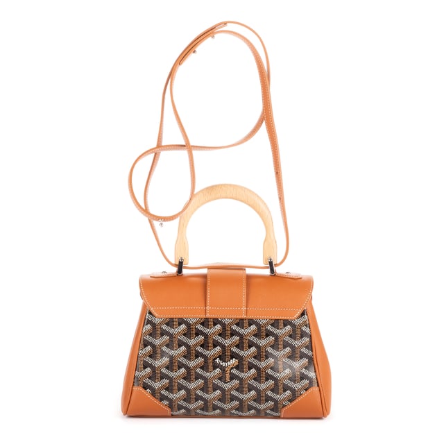 Goyard Bolsas Saigon Mini Bolso bandolera en Marrón Lona recubierta y Plata hardware. El producto está en en Perfectas Condiciones (AA).
  Dimensiones: 20x15x9 cm 
  Accesorios incluidos: Strap, Dustbag
    
  BrandCo Paris encuentra artículos raros y en las mejores condiciones a precios increíbles. ¡Vale la pena tener paciencia! Compra con confianza: todos los artículos de BrandCo Paris son seleccionados y autenticados cuidadosamente por nuestro equipo de expertos.
  Todos los artículos vienen con un certificado de autenticidad y un embalaje entregado por BrandCo Paris.
  Tabla de clasificación de la condición del artículo
  N (como nuevo)
  AA (perfecto estado)
  A (excelente estado)
  AB (muy buen estado)
  B (bueno/regular)