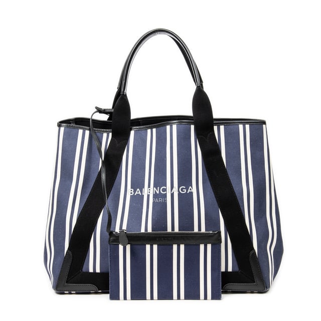 Balenciaga Bolsas Large Navy Cabas  Bolso bandolera en Azul/Marfil/Negro Lienzo y Plata hardware. El producto está en en Excelentes Condiciones (A).
  Dimensiones: 42x33x20 cm 
  Accesorios incluidos: Pouch, Dustbag
    Condición Notes: slight scuffs on bottom corners
  BrandCo Paris encuentra artículos raros y en las mejores condiciones a precios increíbles. ¡Vale la pena tener paciencia! Compra con confianza: todos los artículos de BrandCo Paris son seleccionados y autenticados cuidadosamente por nuestro equipo de expertos.
  Todos los artículos vienen con un certificado de autenticidad y un embalaje entregado por BrandCo Paris.
  Tabla de clasificación de la condición del artículo
  N (como nuevo)
  AA (perfecto estado)
  A (excelente estado)
  AB (muy buen estado)
  B (bueno/regular)