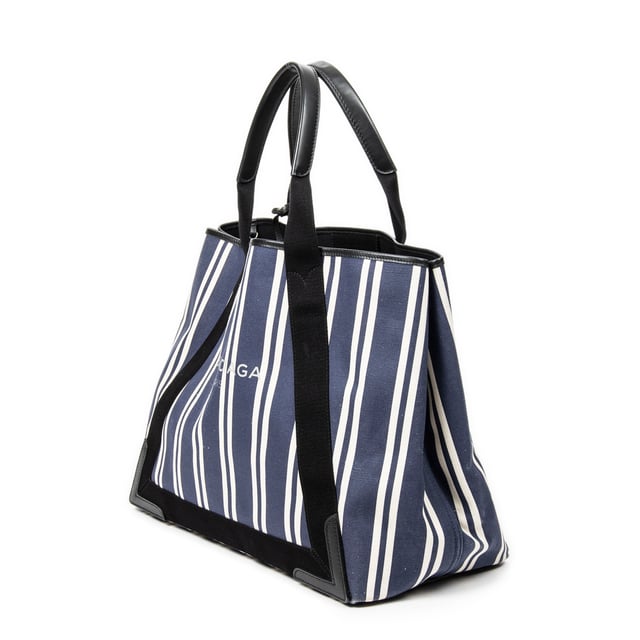 Balenciaga Bolsas Large Navy Cabas  Bolso bandolera en Azul/Marfil/Negro Lienzo y Plata hardware. El producto está en en Excelentes Condiciones (A).
  Dimensiones: 42x33x20 cm 
  Accesorios incluidos: Pouch, Dustbag
    Condición Notes: slight scuffs on bottom corners
  BrandCo Paris encuentra artículos raros y en las mejores condiciones a precios increíbles. ¡Vale la pena tener paciencia! Compra con confianza: todos los artículos de BrandCo Paris son seleccionados y autenticados cuidadosamente por nuestro equipo de expertos.
  Todos los artículos vienen con un certificado de autenticidad y un embalaje entregado por BrandCo Paris.
  Tabla de clasificación de la condición del artículo
  N (como nuevo)
  AA (perfecto estado)
  A (excelente estado)
  AB (muy buen estado)
  B (bueno/regular)