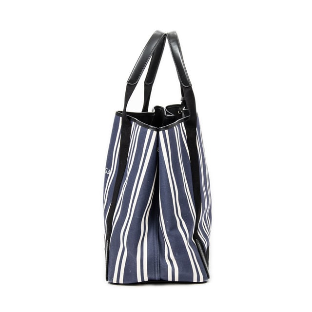 Balenciaga Bolsas Large Navy Cabas  Bolso bandolera en Azul/Marfil/Negro Lienzo y Plata hardware. El producto está en en Excelentes Condiciones (A).
  Dimensiones: 42x33x20 cm 
  Accesorios incluidos: Pouch, Dustbag
    Condición Notes: slight scuffs on bottom corners
  BrandCo Paris encuentra artículos raros y en las mejores condiciones a precios increíbles. ¡Vale la pena tener paciencia! Compra con confianza: todos los artículos de BrandCo Paris son seleccionados y autenticados cuidadosamente por nuestro equipo de expertos.
  Todos los artículos vienen con un certificado de autenticidad y un embalaje entregado por BrandCo Paris.
  Tabla de clasificación de la condición del artículo
  N (como nuevo)
  AA (perfecto estado)
  A (excelente estado)
  AB (muy buen estado)
  B (bueno/regular)