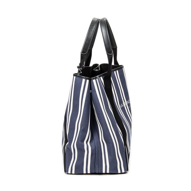 Balenciaga Bolsas Large Navy Cabas  Bolso bandolera en Azul/Marfil/Negro Lienzo y Plata hardware. El producto está en en Excelentes Condiciones (A).
  Dimensiones: 42x33x20 cm 
  Accesorios incluidos: Pouch, Dustbag
    Condición Notes: slight scuffs on bottom corners
  BrandCo Paris encuentra artículos raros y en las mejores condiciones a precios increíbles. ¡Vale la pena tener paciencia! Compra con confianza: todos los artículos de BrandCo Paris son seleccionados y autenticados cuidadosamente por nuestro equipo de expertos.
  Todos los artículos vienen con un certificado de autenticidad y un embalaje entregado por BrandCo Paris.
  Tabla de clasificación de la condición del artículo
  N (como nuevo)
  AA (perfecto estado)
  A (excelente estado)
  AB (muy buen estado)
  B (bueno/regular)