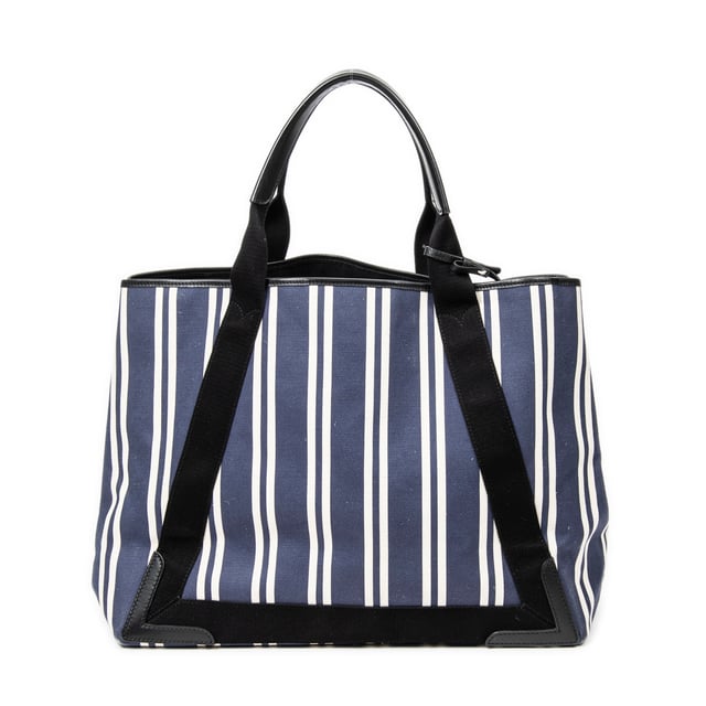 Balenciaga Bolsas Large Navy Cabas  Bolso bandolera en Azul/Marfil/Negro Lienzo y Plata hardware. El producto está en en Excelentes Condiciones (A).
  Dimensiones: 42x33x20 cm 
  Accesorios incluidos: Pouch, Dustbag
    Condición Notes: slight scuffs on bottom corners
  BrandCo Paris encuentra artículos raros y en las mejores condiciones a precios increíbles. ¡Vale la pena tener paciencia! Compra con confianza: todos los artículos de BrandCo Paris son seleccionados y autenticados cuidadosamente por nuestro equipo de expertos.
  Todos los artículos vienen con un certificado de autenticidad y un embalaje entregado por BrandCo Paris.
  Tabla de clasificación de la condición del artículo
  N (como nuevo)
  AA (perfecto estado)
  A (excelente estado)
  AB (muy buen estado)
  B (bueno/regular)