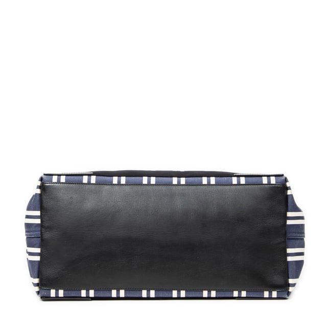 Balenciaga Bolsas Large Navy Cabas  Bolso bandolera en Azul/Marfil/Negro Lienzo y Plata hardware. El producto está en en Excelentes Condiciones (A).
  Dimensiones: 42x33x20 cm 
  Accesorios incluidos: Pouch, Dustbag
    Condición Notes: slight scuffs on bottom corners
  BrandCo Paris encuentra artículos raros y en las mejores condiciones a precios increíbles. ¡Vale la pena tener paciencia! Compra con confianza: todos los artículos de BrandCo Paris son seleccionados y autenticados cuidadosamente por nuestro equipo de expertos.
  Todos los artículos vienen con un certificado de autenticidad y un embalaje entregado por BrandCo Paris.
  Tabla de clasificación de la condición del artículo
  N (como nuevo)
  AA (perfecto estado)
  A (excelente estado)
  AB (muy buen estado)
  B (bueno/regular)