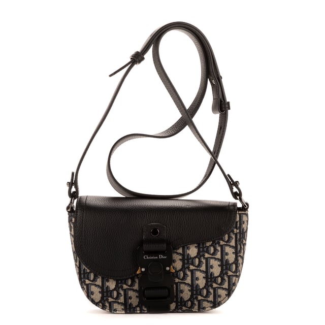 Dior Bolsas Saddle Pouch  Bolso bandolera en Beige Lienzo y Plata hardware. El producto está en en Perfectas Condiciones (AA).
  Dimensiones: 20x12x6 cm 
  Accesorios incluidos: Dustbag
    
  BrandCo Paris encuentra artículos raros y en las mejores condiciones a precios increíbles. ¡Vale la pena tener paciencia! Compra con confianza: todos los artículos de BrandCo Paris son seleccionados y autenticados cuidadosamente por nuestro equipo de expertos.
  Todos los artículos vienen con un certificado de autenticidad y un embalaje entregado por BrandCo Paris.
  Tabla de clasificación de la condición del artículo
  N (como nuevo)
  AA (perfecto estado)
  A (excelente estado)
  AB (muy buen estado)
  B (bueno/regular)