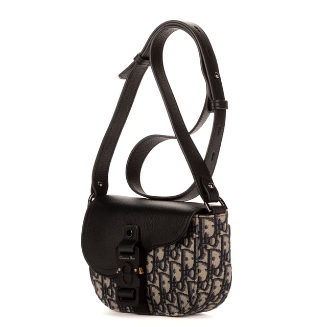 Dior Bolsas Saddle Pouch  Bolso bandolera en Beige Lienzo y Plata hardware. El producto está en en Perfectas Condiciones (AA).
  Dimensiones: 20x12x6 cm 
  Accesorios incluidos: Dustbag
    
  BrandCo Paris encuentra artículos raros y en las mejores condiciones a precios increíbles. ¡Vale la pena tener paciencia! Compra con confianza: todos los artículos de BrandCo Paris son seleccionados y autenticados cuidadosamente por nuestro equipo de expertos.
  Todos los artículos vienen con un certificado de autenticidad y un embalaje entregado por BrandCo Paris.
  Tabla de clasificación de la condición del artículo
  N (como nuevo)
  AA (perfecto estado)
  A (excelente estado)
  AB (muy buen estado)
  B (bueno/regular)