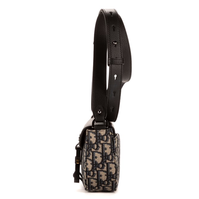 Dior Bolsas Saddle Pouch  Bolso bandolera en Beige Lienzo y Plata hardware. El producto está en en Perfectas Condiciones (AA).
  Dimensiones: 20x12x6 cm 
  Accesorios incluidos: Dustbag
    
  BrandCo Paris encuentra artículos raros y en las mejores condiciones a precios increíbles. ¡Vale la pena tener paciencia! Compra con confianza: todos los artículos de BrandCo Paris son seleccionados y autenticados cuidadosamente por nuestro equipo de expertos.
  Todos los artículos vienen con un certificado de autenticidad y un embalaje entregado por BrandCo Paris.
  Tabla de clasificación de la condición del artículo
  N (como nuevo)
  AA (perfecto estado)
  A (excelente estado)
  AB (muy buen estado)
  B (bueno/regular)