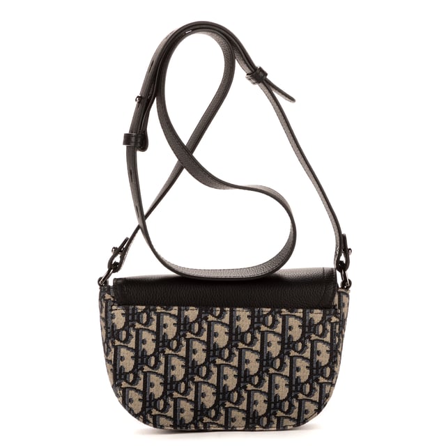 Dior Bolsas Saddle Pouch  Bolso bandolera en Beige Lienzo y Plata hardware. El producto está en en Perfectas Condiciones (AA).
  Dimensiones: 20x12x6 cm 
  Accesorios incluidos: Dustbag
    
  BrandCo Paris encuentra artículos raros y en las mejores condiciones a precios increíbles. ¡Vale la pena tener paciencia! Compra con confianza: todos los artículos de BrandCo Paris son seleccionados y autenticados cuidadosamente por nuestro equipo de expertos.
  Todos los artículos vienen con un certificado de autenticidad y un embalaje entregado por BrandCo Paris.
  Tabla de clasificación de la condición del artículo
  N (como nuevo)
  AA (perfecto estado)
  A (excelente estado)
  AB (muy buen estado)
  B (bueno/regular)