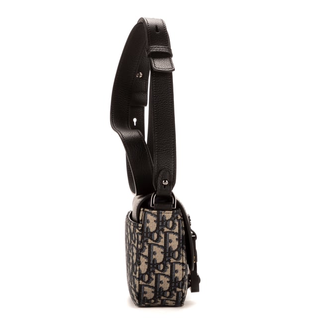 Dior Bolsas Saddle Pouch  Bolso bandolera en Beige Lienzo y Plata hardware. El producto está en en Perfectas Condiciones (AA).
  Dimensiones: 20x12x6 cm 
  Accesorios incluidos: Dustbag
    
  BrandCo Paris encuentra artículos raros y en las mejores condiciones a precios increíbles. ¡Vale la pena tener paciencia! Compra con confianza: todos los artículos de BrandCo Paris son seleccionados y autenticados cuidadosamente por nuestro equipo de expertos.
  Todos los artículos vienen con un certificado de autenticidad y un embalaje entregado por BrandCo Paris.
  Tabla de clasificación de la condición del artículo
  N (como nuevo)
  AA (perfecto estado)
  A (excelente estado)
  AB (muy buen estado)
  B (bueno/regular)