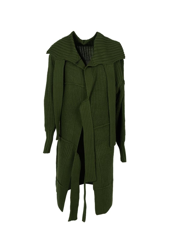 De uniforme kleur van dit vest maakt het zeer veelzijdig en gemakkelijk te combineren met verschillende outfits, waardoor het elegantie toevoegt aan elke look.

Het vest dat we aanbieden is de perfecte combinatie van comfort en stijl, ideaal voor koelere dagen wanneer je je warm maar tegelijkertijd modieus wilt voelen.

De zwaar gewatteerde trui garandeert duurzaamheid en robuustheid zodat je er vele seizoenen van kunt genieten, en het precieze stiksel geeft het een uniek karakter.

De langere vorm van het vest zorgt niet alleen voor extra warmte, maar past ook mooi bij het figuur, benadrukt de pluspunten en voegt elegantie toe.

Gemaakt in Italië, wat een garantie is voor de hoogste kwaliteit materialen en afwerking en ook de uitzonderlijke stijl en precisie van Italiaanse ambachtslieden weerspiegelt.