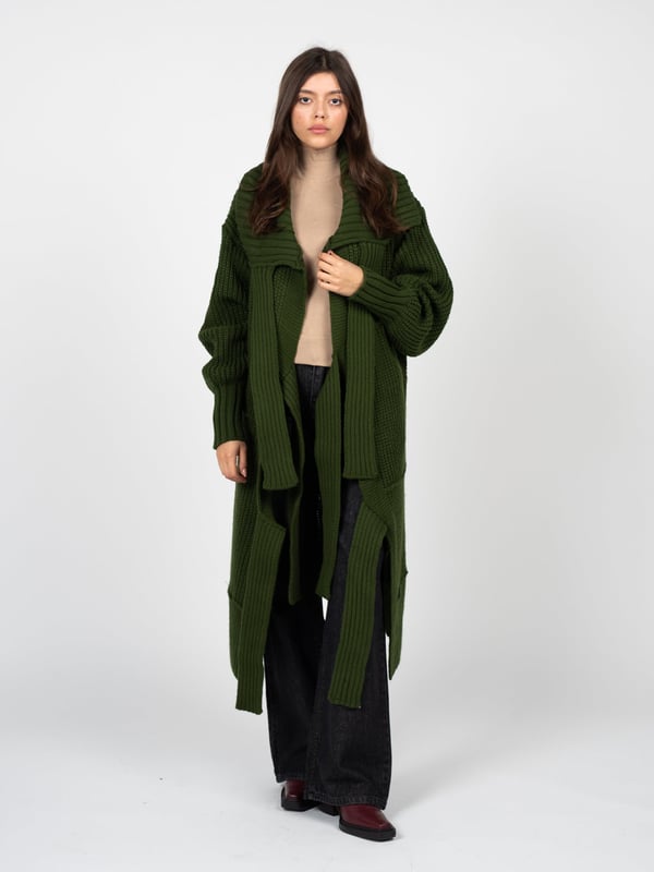De uniforme kleur van dit vest maakt het zeer veelzijdig en gemakkelijk te combineren met verschillende outfits, waardoor het elegantie toevoegt aan elke look.

Het vest dat we aanbieden is de perfecte combinatie van comfort en stijl, ideaal voor koelere dagen wanneer je je warm maar tegelijkertijd modieus wilt voelen.

De zwaar gewatteerde trui garandeert duurzaamheid en robuustheid zodat je er vele seizoenen van kunt genieten, en het precieze stiksel geeft het een uniek karakter.

De langere vorm van het vest zorgt niet alleen voor extra warmte, maar past ook mooi bij het figuur, benadrukt de pluspunten en voegt elegantie toe.

Gemaakt in Italië, wat een garantie is voor de hoogste kwaliteit materialen en afwerking en ook de uitzonderlijke stijl en precisie van Italiaanse ambachtslieden weerspiegelt.