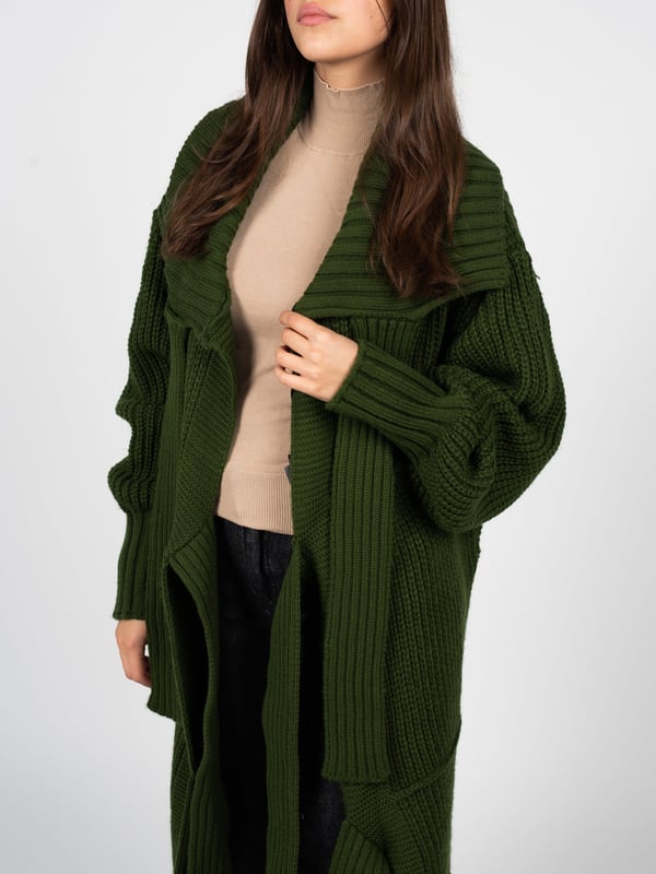 De uniforme kleur van dit vest maakt het zeer veelzijdig en gemakkelijk te combineren met verschillende outfits, waardoor het elegantie toevoegt aan elke look.

Het vest dat we aanbieden is de perfecte combinatie van comfort en stijl, ideaal voor koelere dagen wanneer je je warm maar tegelijkertijd modieus wilt voelen.

De zwaar gewatteerde trui garandeert duurzaamheid en robuustheid zodat je er vele seizoenen van kunt genieten, en het precieze stiksel geeft het een uniek karakter.

De langere vorm van het vest zorgt niet alleen voor extra warmte, maar past ook mooi bij het figuur, benadrukt de pluspunten en voegt elegantie toe.

Gemaakt in Italië, wat een garantie is voor de hoogste kwaliteit materialen en afwerking en ook de uitzonderlijke stijl en precisie van Italiaanse ambachtslieden weerspiegelt.