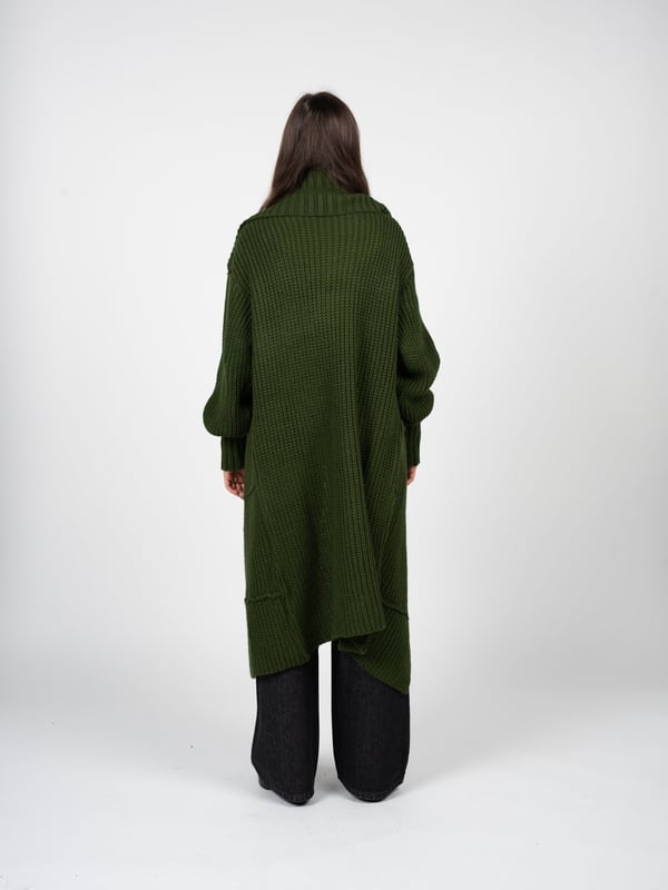 De uniforme kleur van dit vest maakt het zeer veelzijdig en gemakkelijk te combineren met verschillende outfits, waardoor het elegantie toevoegt aan elke look.

Het vest dat we aanbieden is de perfecte combinatie van comfort en stijl, ideaal voor koelere dagen wanneer je je warm maar tegelijkertijd modieus wilt voelen.

De zwaar gewatteerde trui garandeert duurzaamheid en robuustheid zodat je er vele seizoenen van kunt genieten, en het precieze stiksel geeft het een uniek karakter.

De langere vorm van het vest zorgt niet alleen voor extra warmte, maar past ook mooi bij het figuur, benadrukt de pluspunten en voegt elegantie toe.

Gemaakt in Italië, wat een garantie is voor de hoogste kwaliteit materialen en afwerking en ook de uitzonderlijke stijl en precisie van Italiaanse ambachtslieden weerspiegelt.