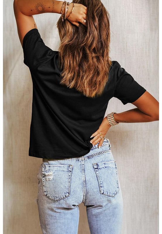 Black Christmas Big Bowknot Graphic Crewneck T
  Shirt
  Features a large bowknot graphic for a festive look
  Classic crew neck design
  Short sleeves for comfortable wear
  Perfect for pairing with jeans or casual pants
Material: 62% Polyester 32% Cotton 6% Elastane