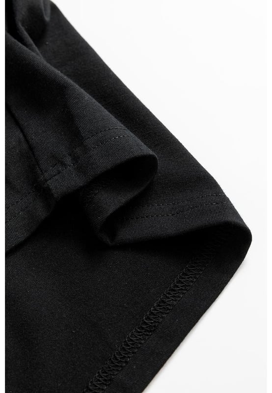 Black Christmas Big Bowknot Graphic Crewneck T
  Shirt
  Features a large bowknot graphic for a festive look
  Classic crew neck design
  Short sleeves for comfortable wear
  Perfect for pairing with jeans or casual pants
Material: 62% Polyester 32% Cotton 6% Elastane