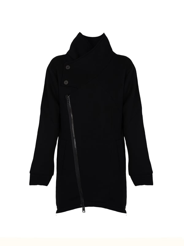 La Haine Inside Us Mantel Unisex Damen schwarz Dieser einfarbige Pullover ist ein echter Klassiker, der perfekt in jede Garderobe passt und jeder Outfit-Einstellung Eleganz und Stil verleiht.
Dank eines längeren Schnitts sieht der Pullover nicht nur besonders modisch aus, sondern bietet auch zusätzliche Wärme und Komfort an kühleren Tagen, indem er vor Wind und Regen schützt.
Die mit einem Reißverschluss verschließbare Konstruktion macht den Pullover extrem praktisch und einfach anzuziehen, während sie gleichzeitig garantiert, dass Sie immer ordentlich und stilvoll aussehen.
Ein zusätzlicher Kragen, der mit Knöpfen geschlossen wird, ist nicht nur ein funktionales Element, das vor Kälte schützt, sondern auch ein stilvolles Detail, das dem Pullover einen einzigartigen Charakter verleiht.
Hergestellt in Italien, was eine Garantie für höchste Materialqualität und präzise Verarbeitung ist, charakteristisch für italienisches Handwerk und Design.