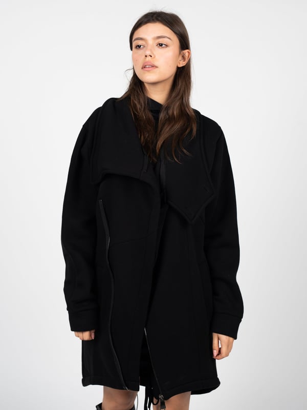 La Haine Inside Us Mantel Unisex Damen schwarz Dieser einfarbige Pullover ist ein echter Klassiker, der perfekt in jede Garderobe passt und jeder Outfit-Einstellung Eleganz und Stil verleiht.
Dank eines längeren Schnitts sieht der Pullover nicht nur besonders modisch aus, sondern bietet auch zusätzliche Wärme und Komfort an kühleren Tagen, indem er vor Wind und Regen schützt.
Die mit einem Reißverschluss verschließbare Konstruktion macht den Pullover extrem praktisch und einfach anzuziehen, während sie gleichzeitig garantiert, dass Sie immer ordentlich und stilvoll aussehen.
Ein zusätzlicher Kragen, der mit Knöpfen geschlossen wird, ist nicht nur ein funktionales Element, das vor Kälte schützt, sondern auch ein stilvolles Detail, das dem Pullover einen einzigartigen Charakter verleiht.
Hergestellt in Italien, was eine Garantie für höchste Materialqualität und präzise Verarbeitung ist, charakteristisch für italienisches Handwerk und Design.