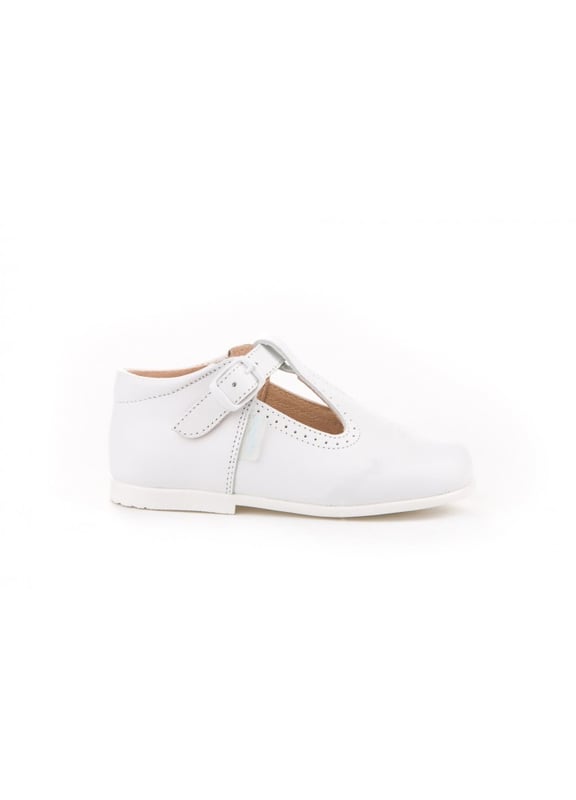 Las inglesitas de siempre, suaves y blanditas. Ideales para los pies de los más pequeños. Zapato tipo inglesita fabricado en napa de piel bovina con sistema de cierre de cordones. La parte interior está fabricada con forro de piel natural, protector de punteras y talones, planta con puente anatómico y suela de goma antideslizante. Calzado diseñado y fabricado en España.