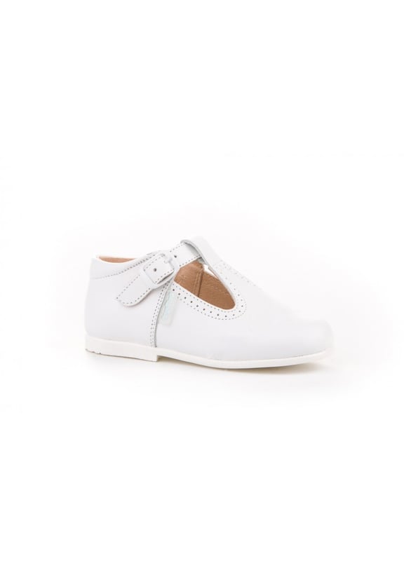 Las inglesitas de siempre, suaves y blanditas. Ideales para los pies de los más pequeños. Zapato tipo inglesita fabricado en napa de piel bovina con sistema de cierre de cordones. La parte interior está fabricada con forro de piel natural, protector de punteras y talones, planta con puente anatómico y suela de goma antideslizante. Calzado diseñado y fabricado en España.