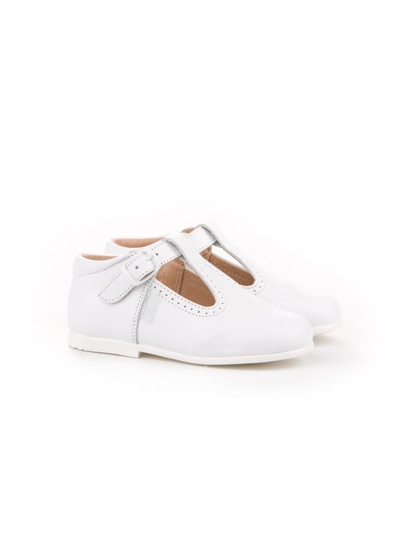 Las inglesitas de siempre, suaves y blanditas. Ideales para los pies de los más pequeños. Zapato tipo inglesita fabricado en napa de piel bovina con sistema de cierre de cordones. La parte interior está fabricada con forro de piel natural, protector de punteras y talones, planta con puente anatómico y suela de goma antideslizante. Calzado diseñado y fabricado en España.