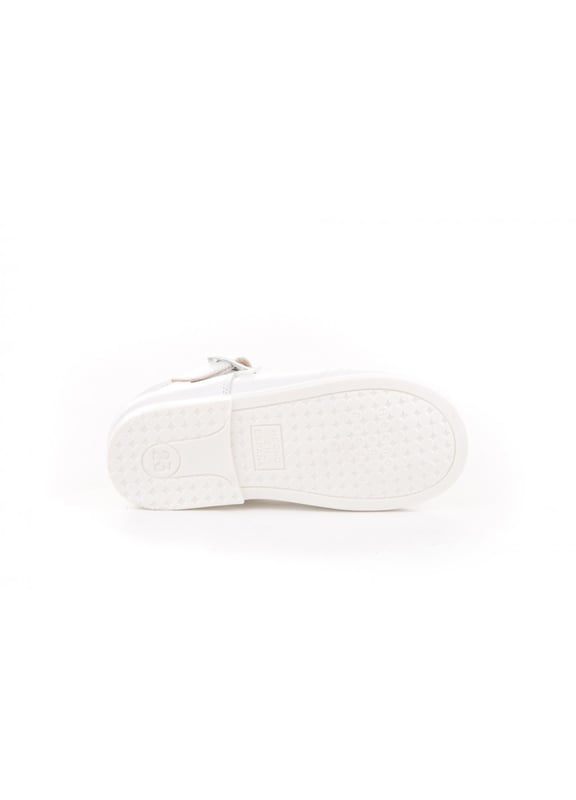 Las inglesitas de siempre, suaves y blanditas. Ideales para los pies de los más pequeños. Zapato tipo inglesita fabricado en napa de piel bovina con sistema de cierre de cordones. La parte interior está fabricada con forro de piel natural, protector de punteras y talones, planta con puente anatómico y suela de goma antideslizante. Calzado diseñado y fabricado en España.