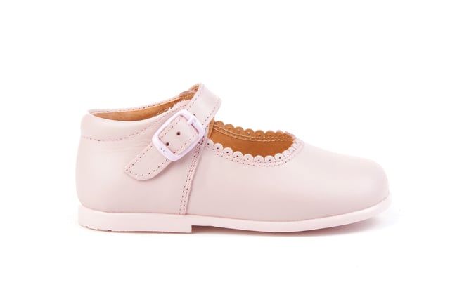 Las inglesitas de siempre, suaves y blanditas. Ideales para los pies de los más pequeños. Zapato tipo inglesita fabricado en napa de piel bovina con sistema de cierre de cordones. La parte interior está fabricada con forro de piel natural, protector de punteras y talones, planta con puente anatómico y suela de goma antideslizante. Calzado diseñado y fabricado en España.
