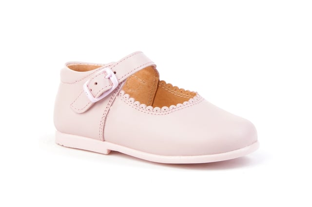 Las inglesitas de siempre, suaves y blanditas. Ideales para los pies de los más pequeños. Zapato tipo inglesita fabricado en napa de piel bovina con sistema de cierre de cordones. La parte interior está fabricada con forro de piel natural, protector de punteras y talones, planta con puente anatómico y suela de goma antideslizante. Calzado diseñado y fabricado en España.