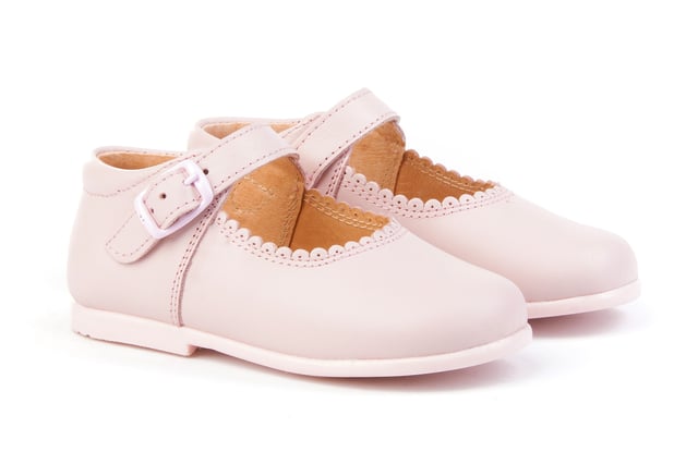 Las inglesitas de siempre, suaves y blanditas. Ideales para los pies de los más pequeños. Zapato tipo inglesita fabricado en napa de piel bovina con sistema de cierre de cordones. La parte interior está fabricada con forro de piel natural, protector de punteras y talones, planta con puente anatómico y suela de goma antideslizante. Calzado diseñado y fabricado en España.