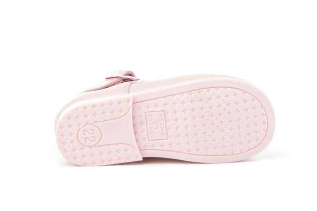 Las inglesitas de siempre, suaves y blanditas. Ideales para los pies de los más pequeños. Zapato tipo inglesita fabricado en napa de piel bovina con sistema de cierre de cordones. La parte interior está fabricada con forro de piel natural, protector de punteras y talones, planta con puente anatómico y suela de goma antideslizante. Calzado diseñado y fabricado en España.