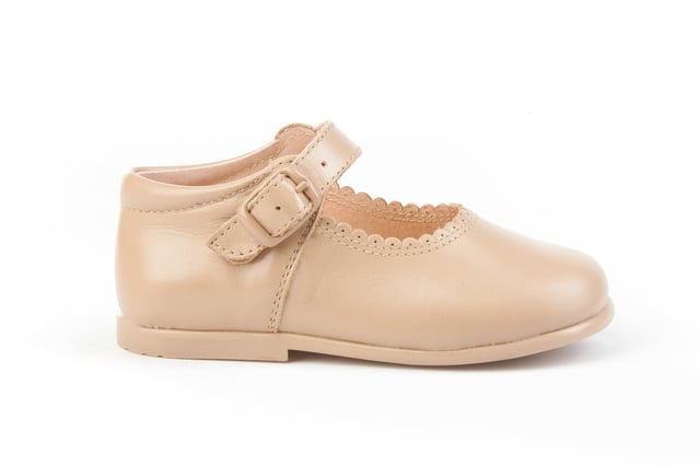 Las inglesitas de siempre, suaves y blanditas. Ideales para los pies de los más pequeños. Zapato tipo inglesita fabricado en napa de piel bovina con sistema de cierre de cordones. La parte interior está fabricada con forro de piel natural, protector de punteras y talones, planta con puente anatómico y suela de goma antideslizante. Calzado diseñado y fabricado en España.