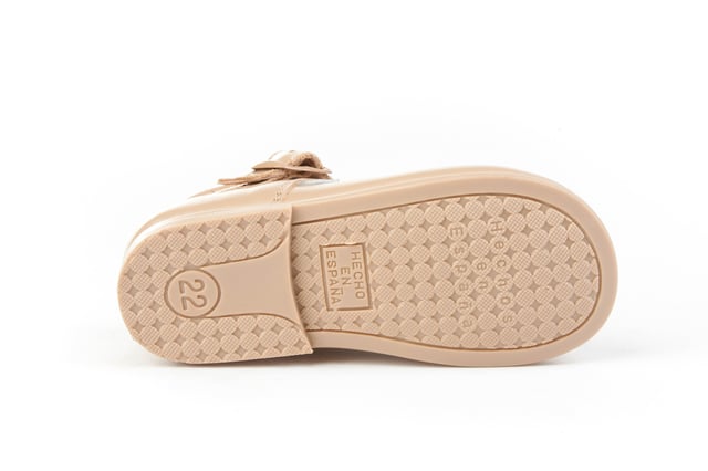 Las inglesitas de siempre, suaves y blanditas. Ideales para los pies de los más pequeños. Zapato tipo inglesita fabricado en napa de piel bovina con sistema de cierre de cordones. La parte interior está fabricada con forro de piel natural, protector de punteras y talones, planta con puente anatómico y suela de goma antideslizante. Calzado diseñado y fabricado en España.