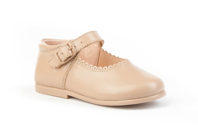 Las inglesitas de siempre, suaves y blanditas. Ideales para los pies de los más pequeños. Zapato tipo inglesita fabricado en napa de piel bovina con sistema de cierre de cordones. La parte interior está fabricada con forro de piel natural, protector de punteras y talones, planta con puente anatómico y suela de goma antideslizante. Calzado diseñado y fabricado en España.