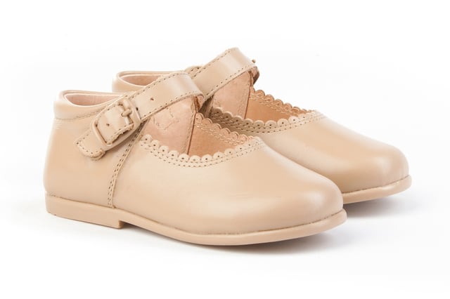 Las inglesitas de siempre, suaves y blanditas. Ideales para los pies de los más pequeños. Zapato tipo inglesita fabricado en napa de piel bovina con sistema de cierre de cordones. La parte interior está fabricada con forro de piel natural, protector de punteras y talones, planta con puente anatómico y suela de goma antideslizante. Calzado diseñado y fabricado en España.