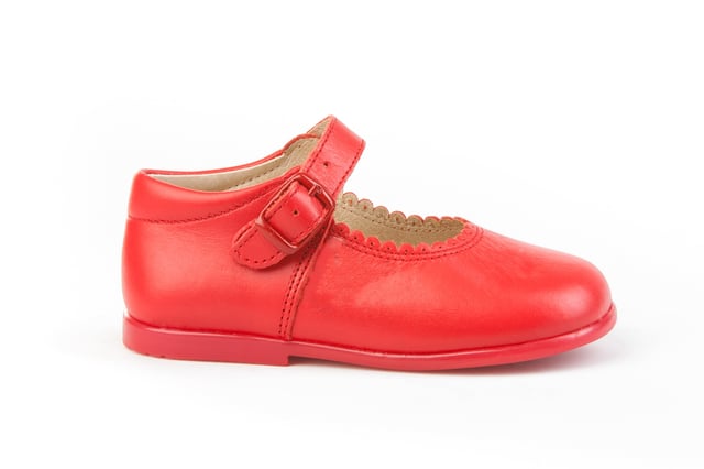 Las inglesitas de siempre, suaves y blanditas. Ideales para los pies de los más pequeños. Zapato tipo inglesita fabricado en napa de piel bovina con sistema de cierre de cordones. La parte interior está fabricada con forro de piel natural, protector de punteras y talones, planta con puente anatómico y suela de goma antideslizante. Calzado diseñado y fabricado en España.