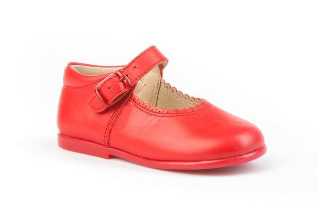 Las inglesitas de siempre, suaves y blanditas. Ideales para los pies de los más pequeños. Zapato tipo inglesita fabricado en napa de piel bovina con sistema de cierre de cordones. La parte interior está fabricada con forro de piel natural, protector de punteras y talones, planta con puente anatómico y suela de goma antideslizante. Calzado diseñado y fabricado en España.