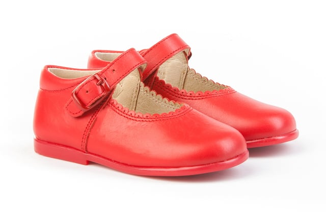 Las inglesitas de siempre, suaves y blanditas. Ideales para los pies de los más pequeños. Zapato tipo inglesita fabricado en napa de piel bovina con sistema de cierre de cordones. La parte interior está fabricada con forro de piel natural, protector de punteras y talones, planta con puente anatómico y suela de goma antideslizante. Calzado diseñado y fabricado en España.